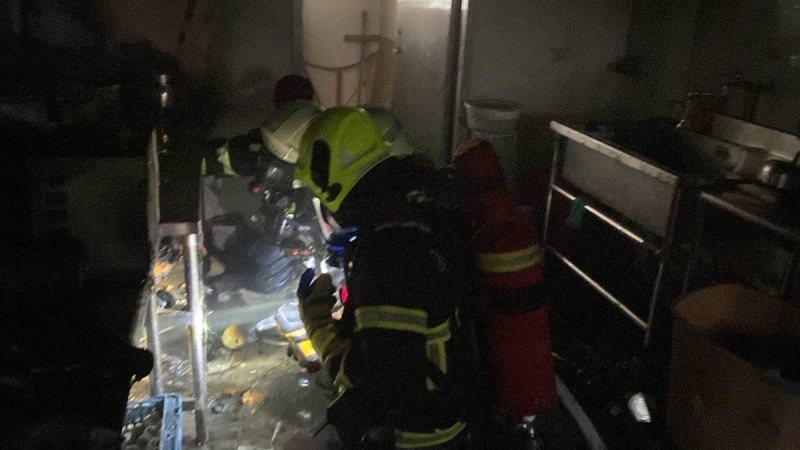 澎科大餐廳今天上午7時41分許廚工炸料物後離開起火,消防員射水滅火後,爐具鍋爐都已燒焦,幸無人受傷。記者石秀華/翻攝 澎科大餐廳今天上午7時41分許廚工炸料物後離開起火,消防員射水滅火後,爐具鍋爐都已燒焦,幸無人受傷。記者石秀華/翻攝