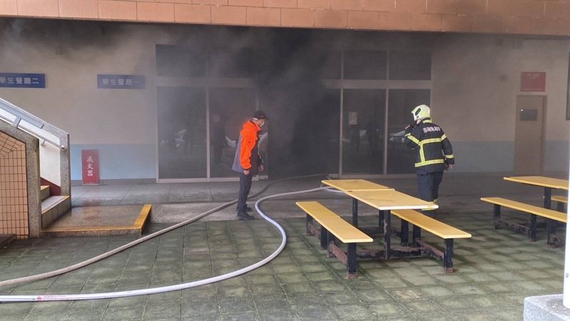 澎科大餐廳今天上午7時41分許廚工炸料物後離開起火,消防員射水滅火後,幸無人受傷。記者石秀華/翻攝 澎科大餐廳今天上午7時41分許廚工炸料物後離開起火,消防員射水滅火後,幸無人受傷。記者石秀華/翻攝
