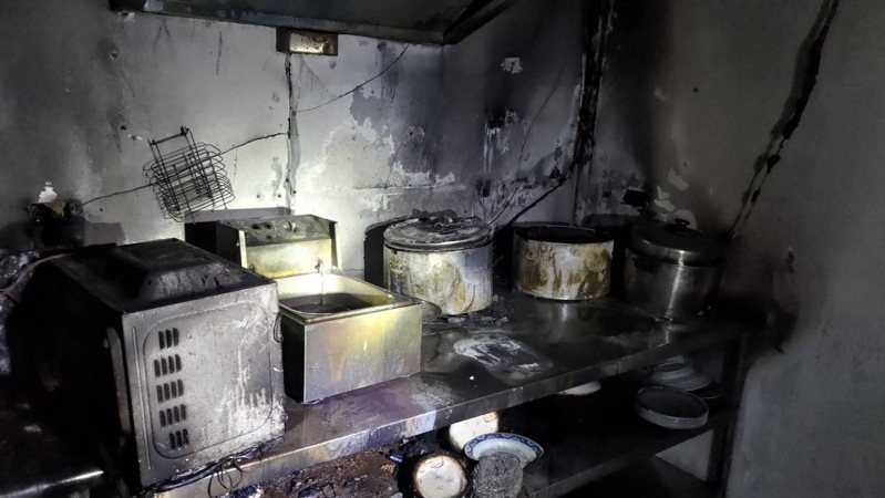 澎科大餐廳今天上午7時41分許廚工炸料物後離開起火,消防員射水滅火後,爐具鍋爐都已燒焦,幸無人受傷。記者石秀華/翻攝 澎科大餐廳今天上午7時41分許廚工炸料物後離開起火,消防員射水滅火後,爐具鍋爐都已燒焦,幸無人受傷。記者石秀華/翻攝