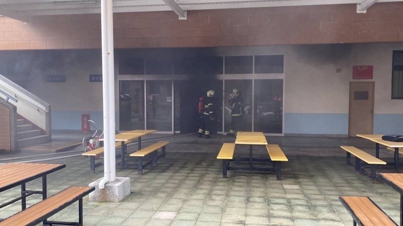 澎科大餐廳今天上午7時41分許廚工炸料物後離開起火,消防員射水滅火後,爐具鍋爐都已燒焦,幸無人受傷。記者石秀華/翻攝 澎科大餐廳今天上午7時41分許廚工炸料物後離開起火,消防員射水滅火後,爐具鍋爐都已燒焦,幸無人受傷。記者石秀華/翻攝