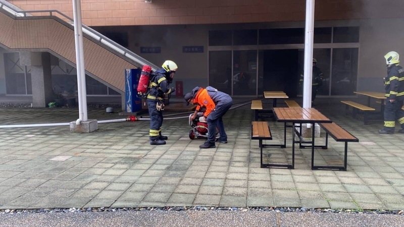 澎科大餐廳今天上午7時41分許廚工炸料物後離開起火,消防員射水滅火後,爐具鍋爐都已燒焦,幸無人受傷。記者石秀華/翻攝 澎科大餐廳今天上午7時41分許廚工炸料物後離開起火,消防員射水滅火後,爐具鍋爐都已燒焦,幸無人受傷。記者石秀華/翻攝