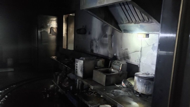澎科大餐廳今天上午7時41分許廚工炸料物後離開起火,消防員射水滅火後,爐具鍋爐都已燒焦,幸無人受傷。記者石秀華/翻攝 澎科大餐廳今天上午7時41分許廚工炸料物後離開起火,消防員射水滅火後,爐具鍋爐都已燒焦,幸無人受傷。記者石秀華/翻攝