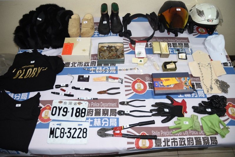 警方獲報後3小時內即鎖定詹男行蹤,在台北市北投區某汽車旅館內查獲詹男,扣獲毒品、首飾等贓證物。記者李隆揆/翻攝 警方獲報後3小時內即鎖定詹男行蹤,在台北市北投區某汽車旅館內查獲詹男,扣獲毒品、首飾等贓證物。記者李隆揆/翻攝