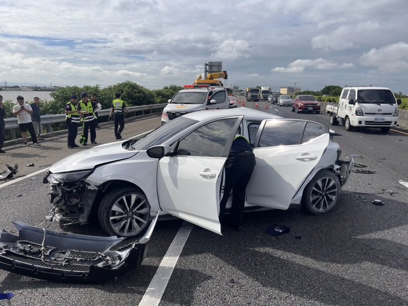 颱風離境，雲林國道今早發生車禍，兩車追撞造成1人OHCA，4人受傷。記者蔡維斌／翻攝