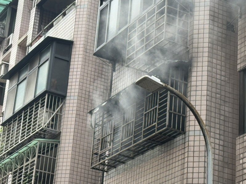 新北市新莊區今天上午9時許發生住宅火警，火勢迅速撲滅，無人受傷。警方帶回1名涉嫌在家縱火燒棉被和衛生紙的中年婦人，因情緒激動先送醫就診。記者林昭彰／翻攝