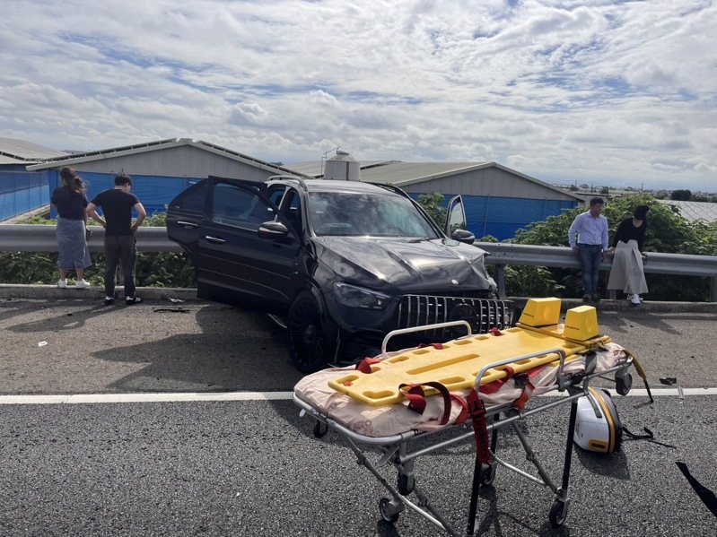颱風離境，雲林國道今早發生車禍，兩車追撞造成1人OHCA，4人受傷。記者蔡維斌／翻攝