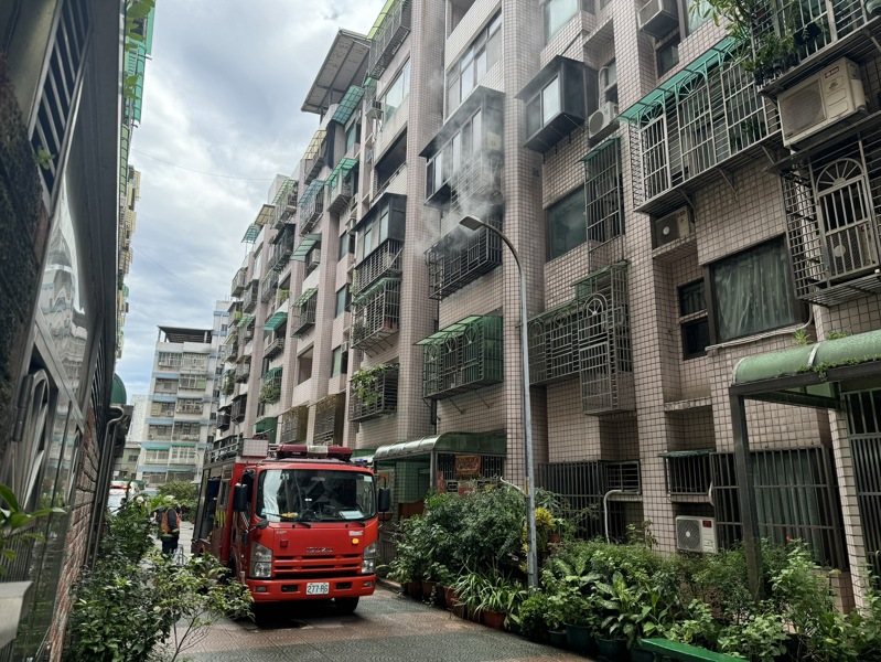 新北市新莊區今天上午9時許發生住宅火警，火勢迅速撲滅，無人受傷。警方帶回1名涉嫌在家縱火燒棉被和衛生紙的中年婦人，因情緒激動先送醫就診。記者林昭彰／翻攝