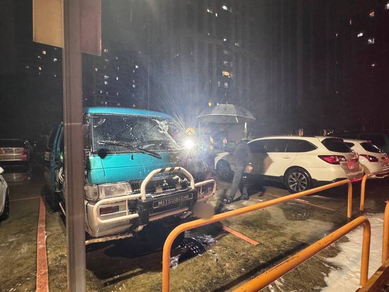 桃園八德中正路停車場內1輛廂型車的車頭前天深夜突然起火，警消撲滅後，疑似雨水滲入老車內，造成線路短路引燃。記者陳恩惠／翻攝