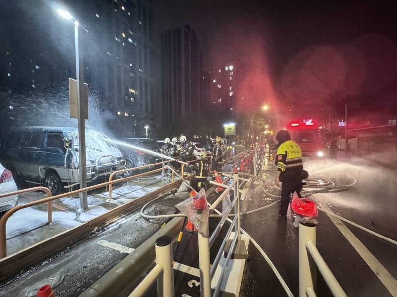 桃園八德中正路停車場內1輛廂型車的車頭前天深夜突然起火，警消撲滅後，疑似雨水滲入老車內，造成線路短路引燃。記者陳恩惠／翻攝