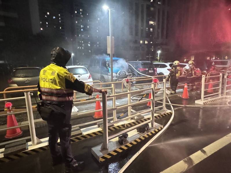 桃園八德中正路停車場內1輛廂型車的車頭前天深夜突然起火，警消撲滅後，疑似雨水滲入老車內，造成線路短路引燃。記者陳恩惠／翻攝