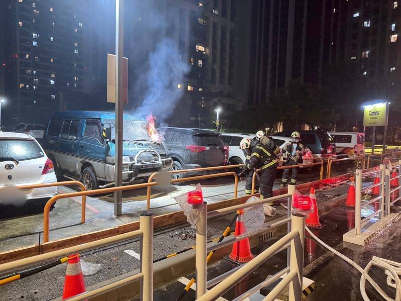 桃園八德中正路停車場內1輛廂型車的車頭前天深夜突然起火，警消撲滅後，疑似雨水滲入老車內，造成線路短路引燃。記者陳恩惠／翻攝