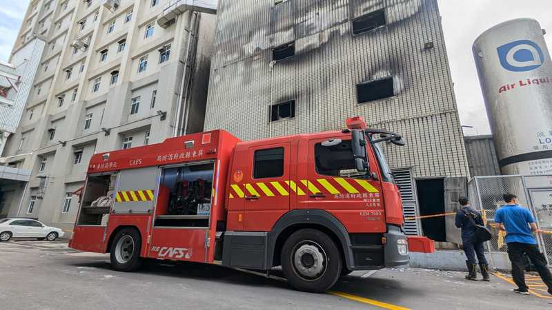 東港安泰醫院今早疑似殘火復燃，消防車緊急到場。記者潘奕言／攝影