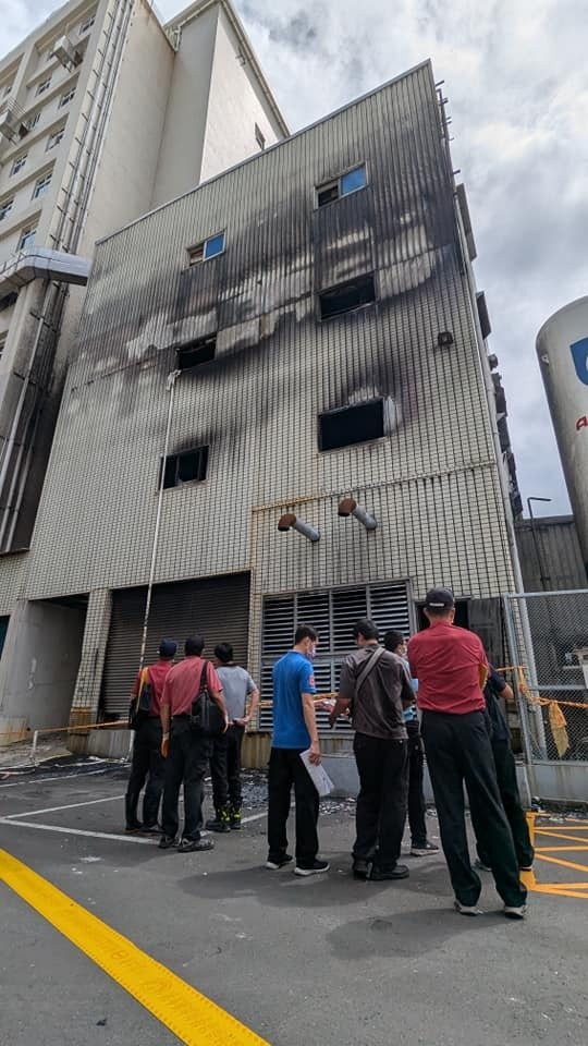 屏東東港安泰醫院昨日大火釀9死，屏東縣消防局人員今早到現場進行火場鑑定。記者潘奕言／攝影