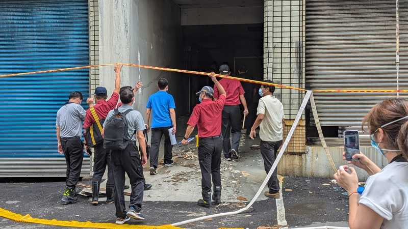 屏東東港安泰醫院昨日大火釀9死，屏東縣消防局人員今早到現場進行火場鑑定。記者潘奕言／攝影