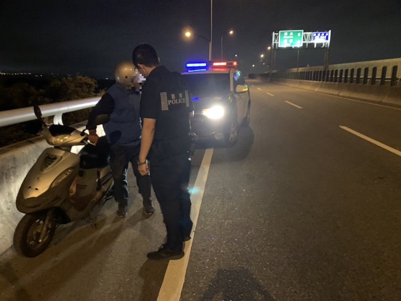 颱風夜，台中一名7旬老翁騎車誤上西濱快速道路，清水警分局高美派出所員警代駕護送。圖／警方提供