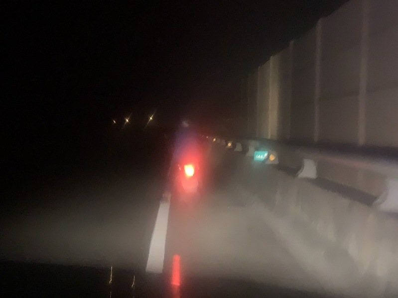 颱風夜，台中一名7旬老翁騎車誤上西濱快速道路，清水警分局高美派出所員警代駕護送。圖／警方提供