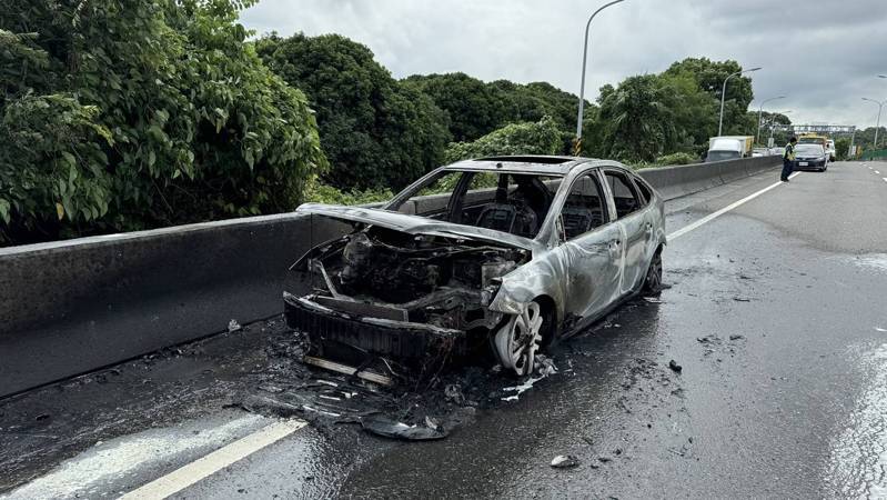 彰化市彰南路台74甲今天上午10點半發生一部自小客車火燒車,駕駛緊急逃出,整部車被燒到剰骨架,。圖/消防局提供 彰化市彰南路台74甲今天上午10點半發生一部自小客車火燒車,駕駛緊急逃出,整部車被燒到剰骨架,。圖/消防局提供