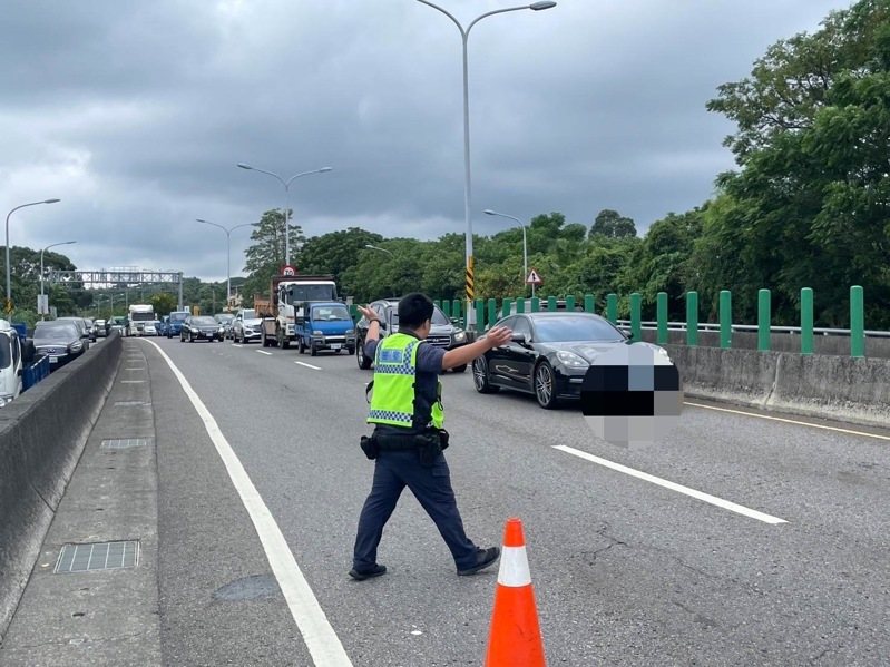 彰化市彰南路台74甲今天上午10點半發生一部自小客車火燒車,駕駛緊急逃出,警方管制疏導交通。圖/警方提供 彰化市彰南路台74甲今天上午10點半發生一部自小客車火燒車,駕駛緊急逃出,警方管制疏導交通。圖/警方提供
