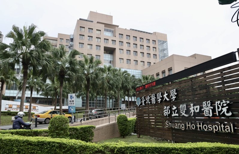 中和連城路一棟商辦大樓發生墜樓意外，救護車將墜樓男子送往雙和醫院急救。本報資料照片