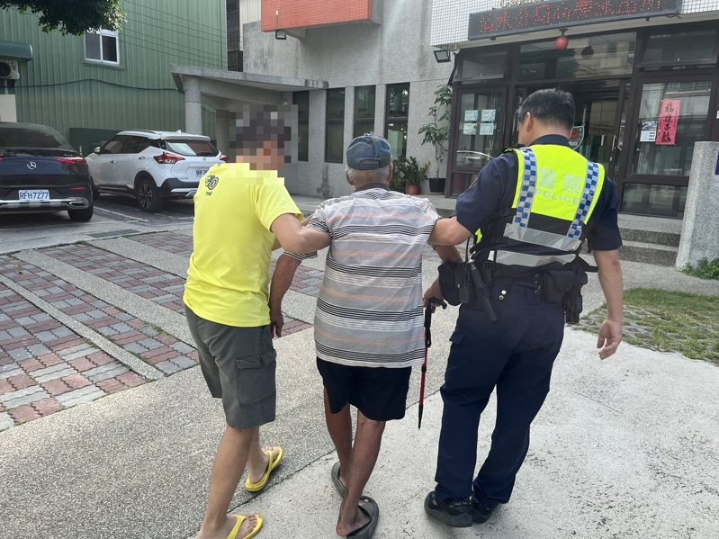 台中一名9旬老翁思念老家,從台中沙鹿要騎到清水,騎腳踏車迷路8小時,員警協助扶他回派出所休息。圖/警方提供 台中一名9旬老翁思念老家,從台中沙鹿要騎到清水,騎腳踏車迷路8小時,員警協助扶他回派出所休息。圖/警方提供