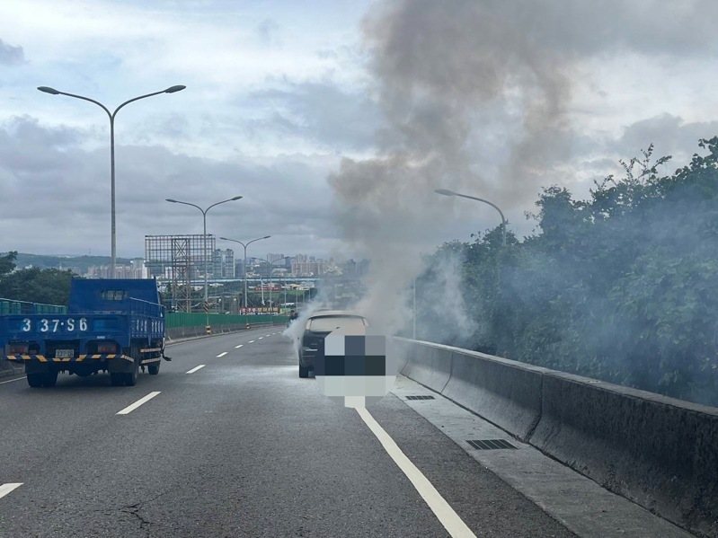 彰化市彰南路台74甲今天上午10點半發生一部自小客車火燒車,駕駛緊急逃出。圖/警方提供 彰化市彰南路台74甲今天上午10點半發生一部自小客車火燒車,駕駛緊急逃出。圖/警方提供