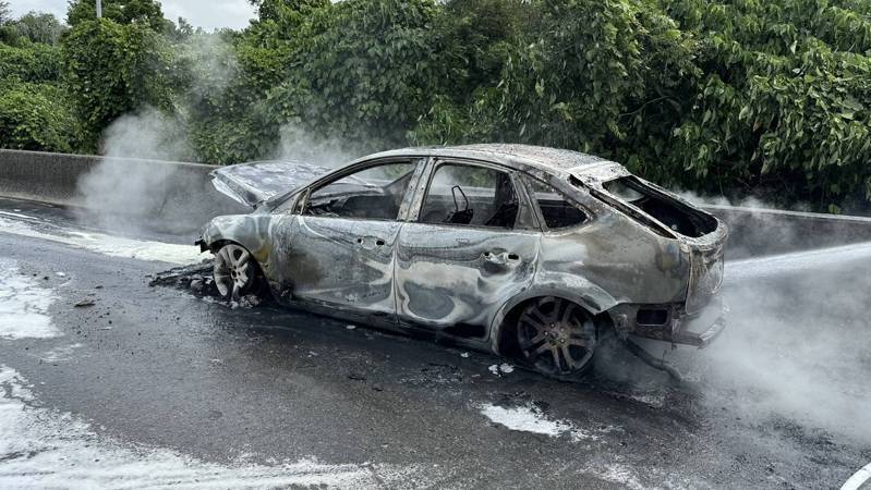 彰化市彰南路台74甲今天上午10點半發生一部自小客車火燒車,駕駛緊急逃出,整部車被燒到剰骨架,。圖/消防局提供 彰化市彰南路台74甲今天上午10點半發生一部自小客車火燒車,駕駛緊急逃出,整部車被燒到剰骨架,。圖/消防局提供