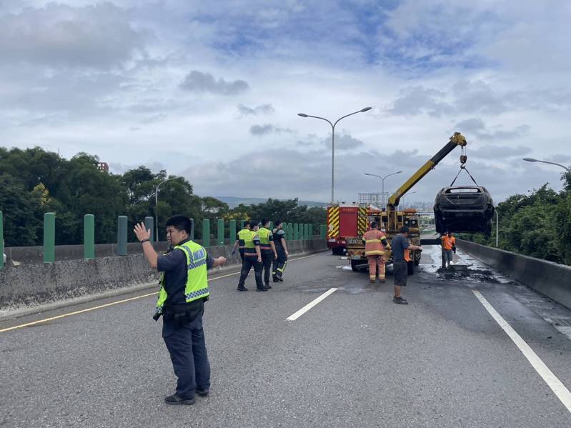 彰化市彰南路台74甲今天上午10點半發生一部自小客車火燒車,駕駛緊急逃出,警方管制疏導交通。圖/警方提供 彰化市彰南路台74甲今天上午10點半發生一部自小客車火燒車,駕駛緊急逃出,警方管制疏導交通。圖/警方提供