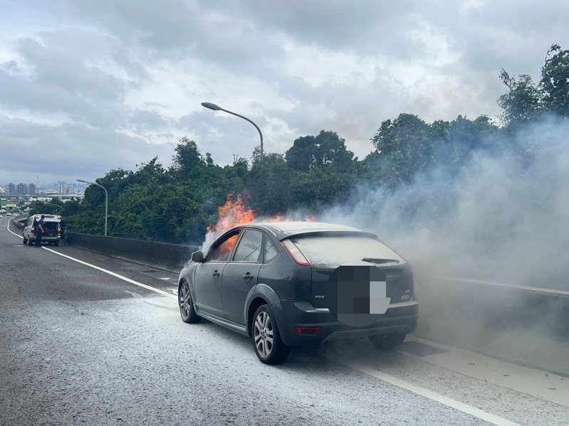 彰化市彰南路台74甲今天上午10點半發生一部自小客車火燒車,駕駛緊急逃出。圖/警方提供 彰化市彰南路台74甲今天上午10點半發生一部自小客車火燒車,駕駛緊急逃出。圖/警方提供