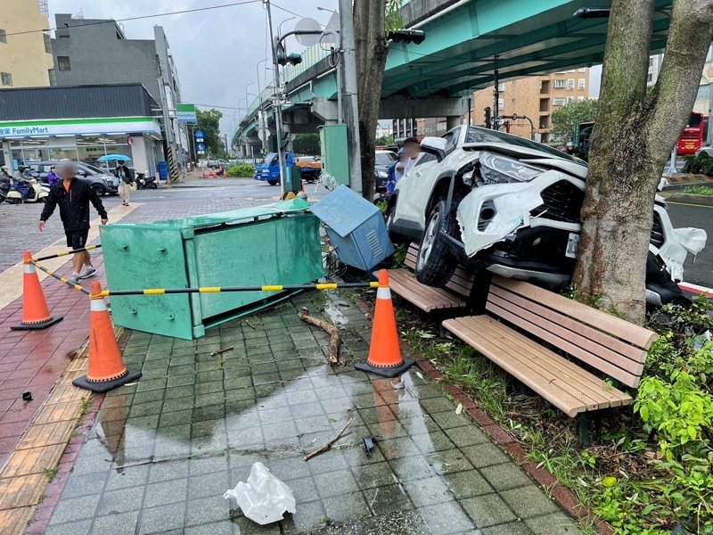 肇事轎車先碰撞前方同向的2輛機車、1輛自行車及1輛停放路邊轎車,再撞倒人行道上的水公司電箱,最後左前輪騎上人行座椅,車頭撞上路樹才煞停。圖/警方提供 肇事轎車先碰撞前方同向的2輛機車、1輛自行車及1輛停放路邊轎車,再撞倒人行道上的水公司電箱,最後左前輪騎上人行座椅,車頭撞上路樹才煞停。圖/警方提供