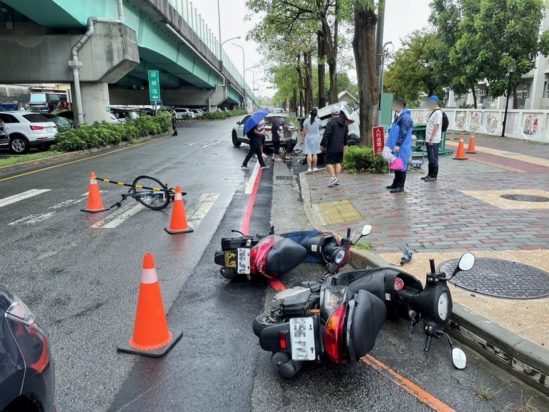現場傷者中有2名學生,分別是家長騎機車接送的8歲女童,以及騎自行車路過的19歲男大生。圖/警方提供 現場傷者中有2名學生,分別是家長騎機車接送的8歲女童,以及騎自行車路過的19歲男大生。圖/警方提供