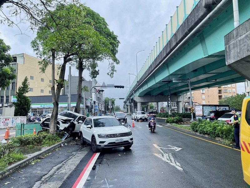 由於時值上班上學時段,肇事地點又鄰近光復路、環市路口,造成陸橋下路口嚴重大塞車。圖/警方提供 由於時值上班上學時段,肇事地點又鄰近光復路、環市路口,造成陸橋下路口嚴重大塞車。圖/警方提供