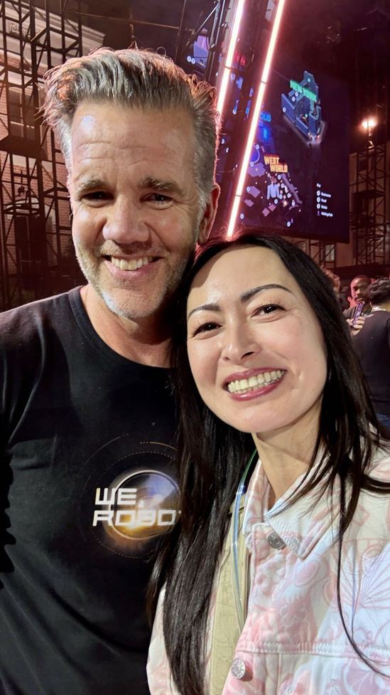 南加華人Joy與特斯拉首席設計師Franz von Holzhausen合影。(受訪者提供) 南加華人Joy與特斯拉首席設計師Franz von Holzhausen合影。(受訪者提供)