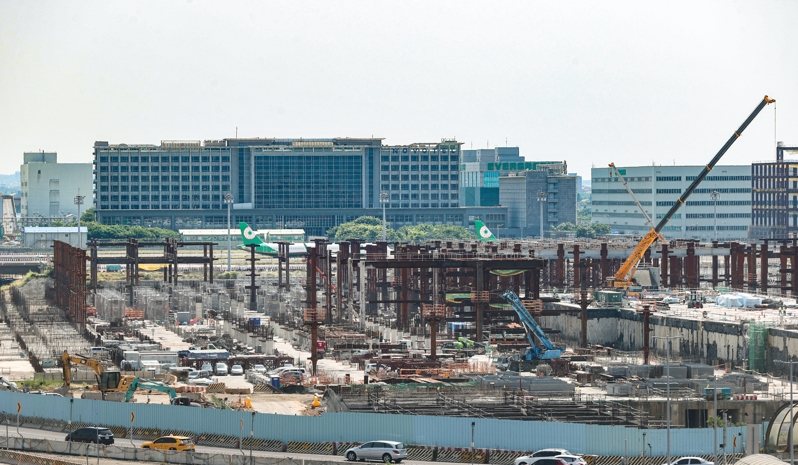桃園國際機場第三航站主體航廈多功能大樓預定地的地下樓層水泥澆置完工收車時，未注意祝姓工人站在作業半徑危險範圍內，以致祝某遭收桿夾擊重傷亡，大小包商依過失致死罪起訴。圖為三航站外觀。記者黃仲明／攝影