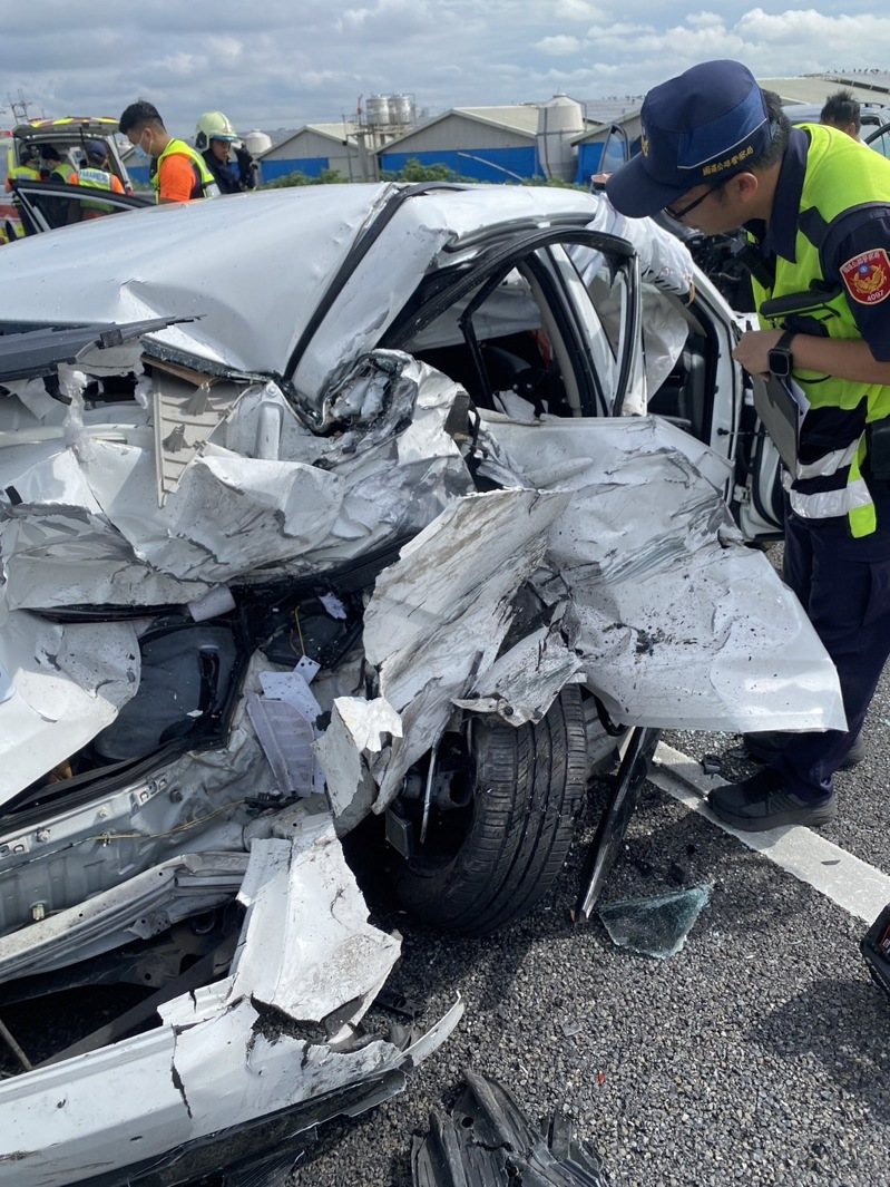 國道一號高速公路發生追撞，初步調查疑因前車自撞後，未即時示警或離開車輛，釀成1死3輕重傷事故。記者蔡維斌／翻攝