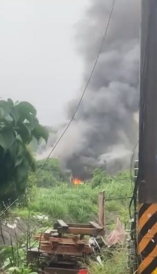 新北市五股區凌雲路三段一間工廠今天下午突然冒出大量火煙，新北市消防局獲報出動人車趕往搶救。圖／臉書我是五股人