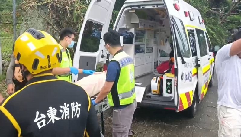 台東市知本山區一間民宿旁大排水溝,今中午傳2名男子遭大水沖走,警消獲報救援,將1人順利救起無大礙,另1人救起時無呼吸心跳,送醫搶救不治。落水原因正由警方調查了解中。圖/民眾提供 台東市知本山區一間民宿旁大排水溝,今中午傳2名男子遭大水沖走,警消獲報救援,將1人順利救起無大礙,另1人救起時無呼吸心跳,送醫搶救不治。落水原因正由警方調查了解中。圖/民眾提供
