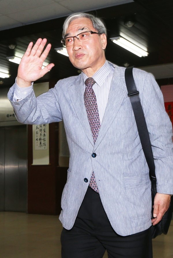 69歲的資深政治評論名嘴張友驊昨晚與妻子散步時,疑似不慎失足滑倒,導致頭部重擊地面,失去生命跡象,送至北醫附醫搶救。本報資料照片 69歲的資深政治評論名嘴張友驊昨晚與妻子散步時,疑似不慎失足滑倒,導致頭部重擊地面,失去生命跡象,送至北醫附醫搶救。本報資料照片