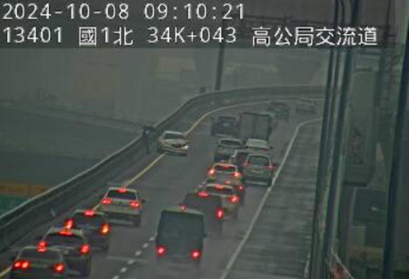 上午8時51分，國道1號高架北向33.5公里處五楊高架過泰山轉接道，發生事故，占用內線車道。圖／取自高公局1968即時路況