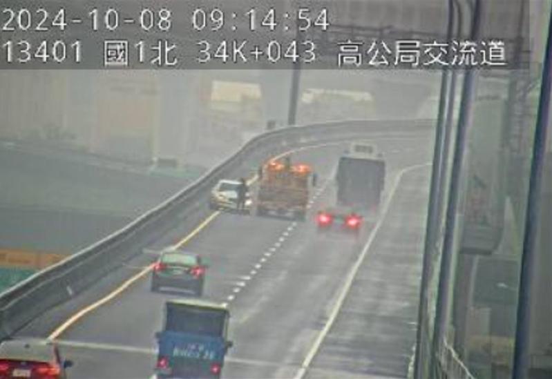上午8時51分，國道1號高架北向33.5公里處五楊高架過泰山轉接道，發生事故，占用內線車道。圖／取自高公局1968即時路況