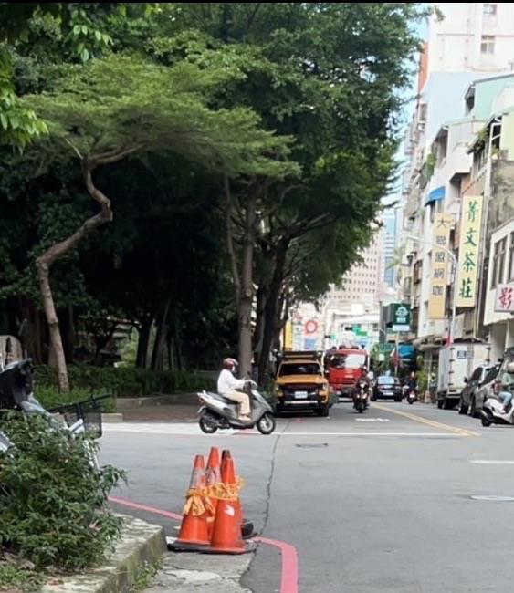 台中市英士公園今早被民眾發現,有一名男子掛在樹上,已明顯死亡。圖/讀者提供 台中市英士公園今早被民眾發現,有一名男子掛在樹上,已明顯死亡。圖/讀者提供