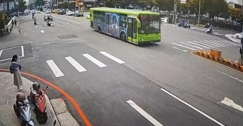 1輛統聯客運行經五權西路、大忠南街口時闖紅燈，被後方巡邏警車目擊攔下。記者曾健祐／翻攝