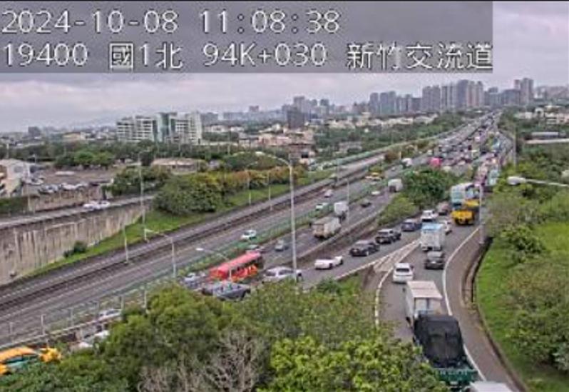 受到國1竹北路段事故，造成回堵5公里。圖／取自高公局1968即時路況