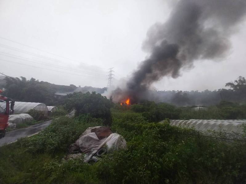 新北市五股區凌雲路三段一間農場倉庫，今天下午突然冒出大量火煙，新北市消防局獲報出動人車趕往搶救。記者曾伯愷／翻攝