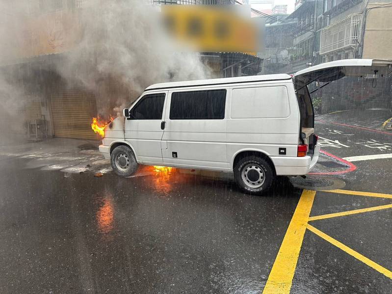 新北市蘆洲區仁愛街與民族路交叉路口今天下午發生火燒車事件，車內駕駛藝人鳳小岳與洪姓妻子及時逃生無礙。圖／民眾提供