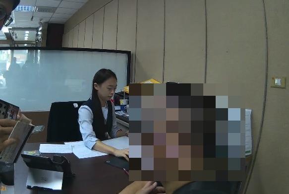 台中市林姓男子1日到銀行辦理業務,被行員、警方發現疑中歹徒詐騙陷阱,保住250萬元存款。圖/第六警分局提供 台中市林姓男子1日到銀行辦理業務,被行員、警方發現疑中歹徒詐騙陷阱,保住250萬元存款。圖/第六警分局提供