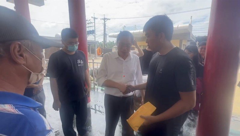 東港安泰醫院大火造成9人死亡，立委蘇清泉今日一早前往殯儀館向死者家屬致意，並致贈慰問金。圖／民眾提供