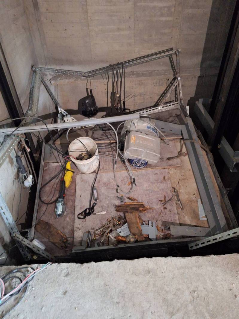 新北市鶯歌區大湖路一處建案工地,今天下午發生電梯突然從5層樓高度往下驟降,造成電梯內兩名工人受傷送醫。記者曾伯愷/翻攝 新北市鶯歌區大湖路一處建案工地,今天下午發生電梯突然從5層樓高度往下驟降,造成電梯內兩名工人受傷送醫。記者曾伯愷/翻攝