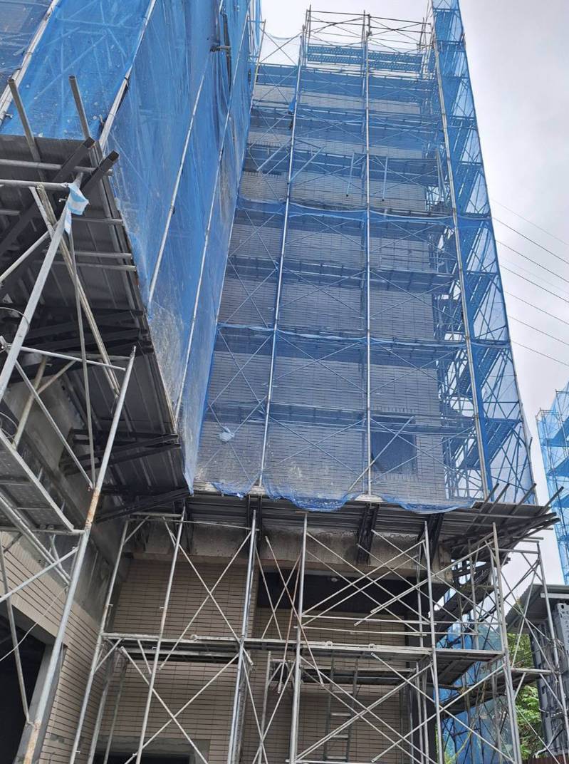 新北市鶯歌區大湖路一處建案工地,今天下午發生電梯突然從5層樓高度往下驟降,造成電梯內兩名工人受傷送醫。記者曾伯愷/翻攝 新北市鶯歌區大湖路一處建案工地,今天下午發生電梯突然從5層樓高度往下驟降,造成電梯內兩名工人受傷送醫。記者曾伯愷/翻攝