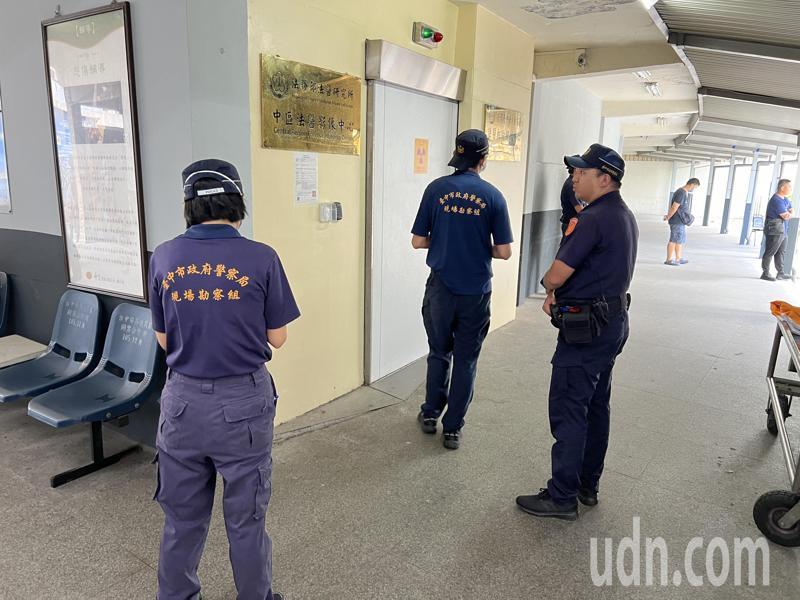 東海大學林姓女大生遭巨業客運司機撞死案,檢警今天會同家屬,在台中殯儀館解剖複驗。記者陳宏睿/攝影 東海大學林姓女大生遭巨業客運司機撞死案,檢警今天會同家屬,在台中殯儀館解剖複驗。記者陳宏睿/攝影