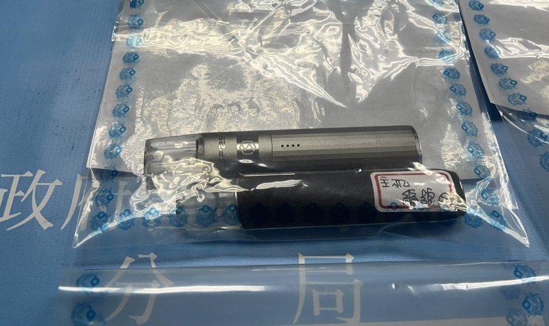 30歲陳姓女子涉嫌開車拖行撞死清水派出所所長劉宗鑫,警方今天清晨1時許,循線將她逮捕歸案,並在她包包內搜出電子煙、喪屍煙油、安非他命,全案依殺人等罪嫌移送法辦。記者林昭彰/翻攝 30歲陳姓女子涉嫌開車拖行撞死清水派出所所長劉宗鑫,警方今天清晨1時許,循線將她逮捕歸案,並在她包包內搜出電子煙、喪屍煙油、安非他命,全案依殺人等罪嫌移送法辦。記者林昭彰/翻攝